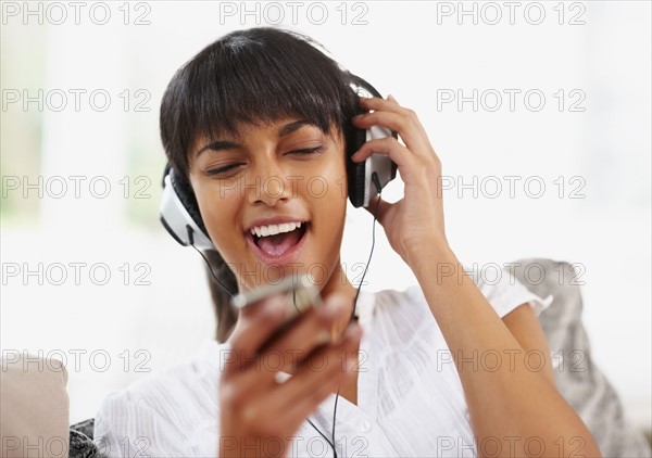 Young woman listening to music. Photographe : momentimages