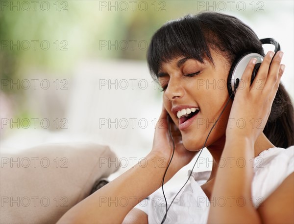 Young woman listening to music. Photographe : momentimages