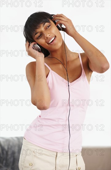 Young woman listening to music. Photographe : momentimages