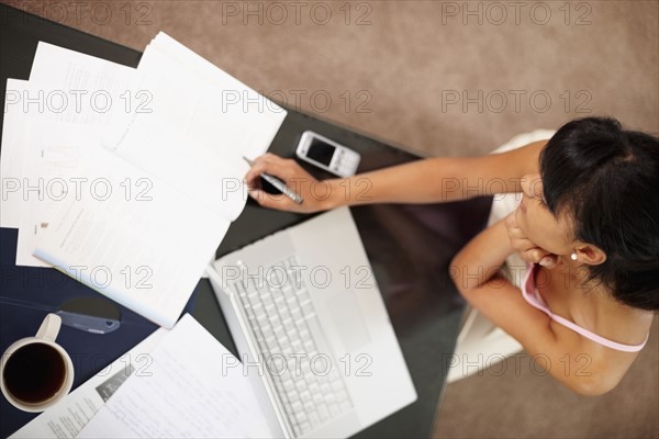 Student doing homework. Photographe : momentimages