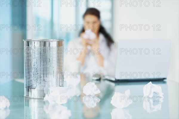 Woman throwing crumpled paper. Photographe : momentimages