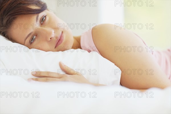Woman lying down. Photographe : momentimages