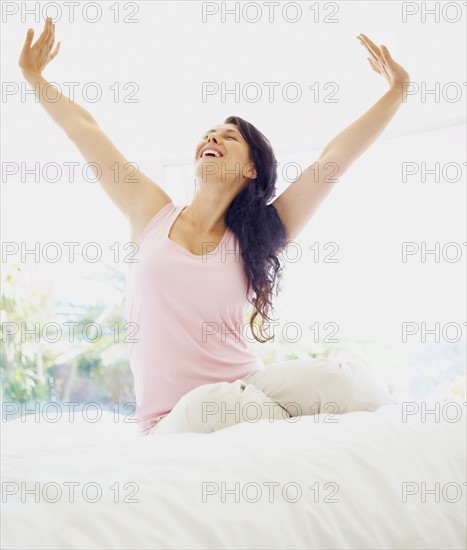 Woman stretching in the morning. Photographe : momentimages