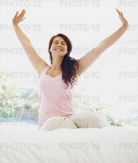 Woman stretching in the morning. Photographe : momentimages