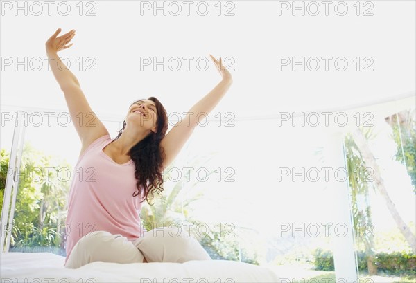 Woman stretching in the morning. Photographe : momentimages