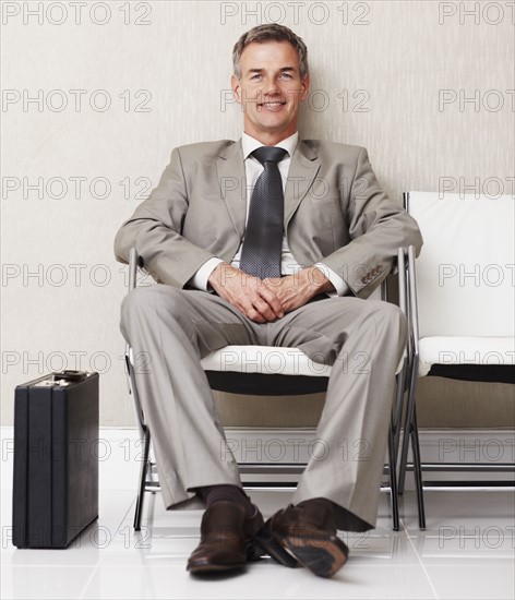 Businessman waiting. Photographe : momentimages