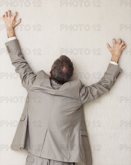 Businessman climbing the wall. Photographe : momentimages