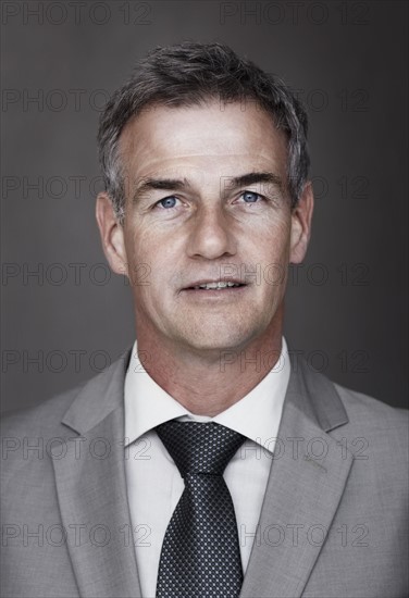 Portrait of a businessman. Photographe : momentimages
