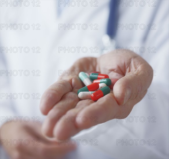 Hand holding prescription pills. Photographe : momentimages