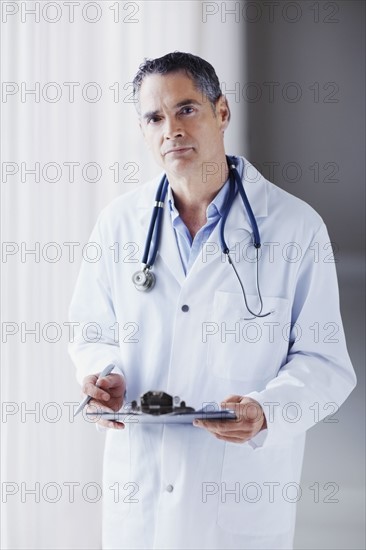 Doctor holding chart. Photographe : momentimages