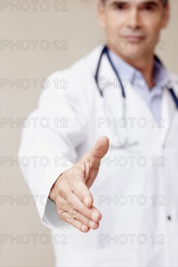 Doctor ready for a handshake. Photographe : momentimages