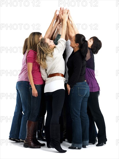 Group of friends huddled together. Photographe : momentimages