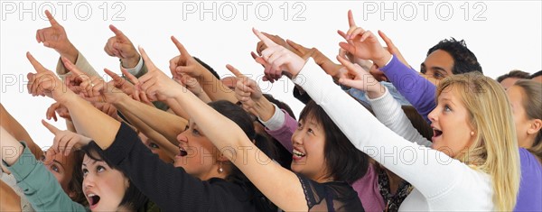 Crowd of people pointing. Photographe : momentimages