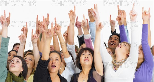 Crowd of people pointing. Photographe : momentimages