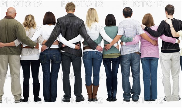 Group of people with their arms around each other's backs. Photographe : momentimages