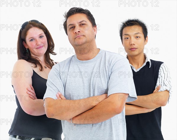 Three people with their arms crossed. Photographe : momentimages