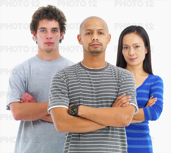 Three people with their arms crossed. Photographe : momentimages
