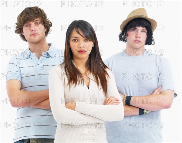 Three people with their arms crossed. Photographe : momentimages