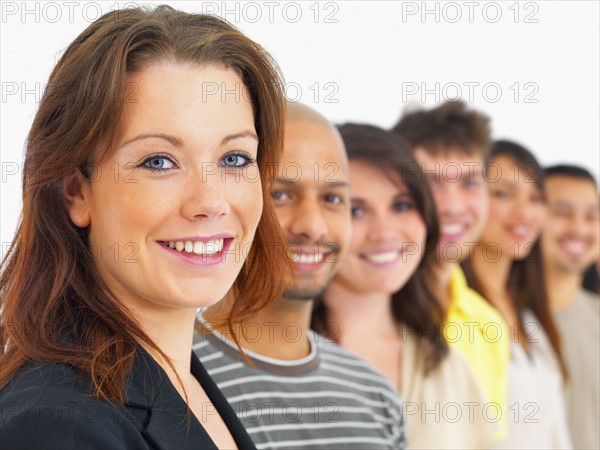 Smiling people in a line. Photographe : momentimages