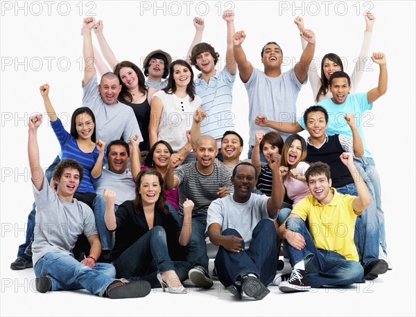 Group of people with their arms raised. Photographe : momentimages