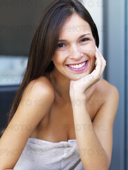 Woman in bathroom. Photographe : momentimages