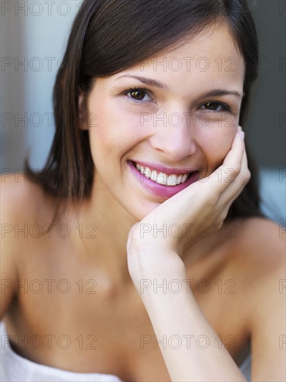 Woman in bathroom. Photographe : momentimages