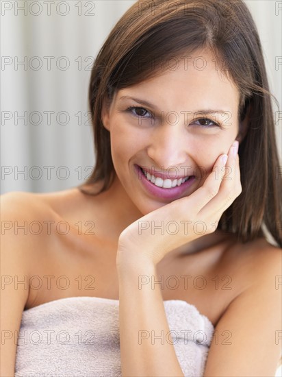 Woman wearing towel. Photographe : momentimages