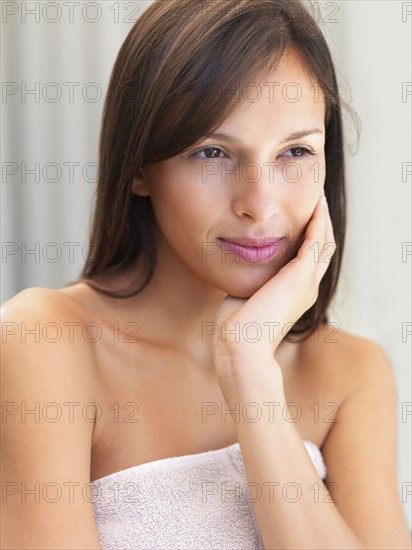 Woman wearing towel. Photographe : momentimages