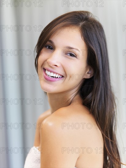 Woman wearing a towel. Photographe : momentimages