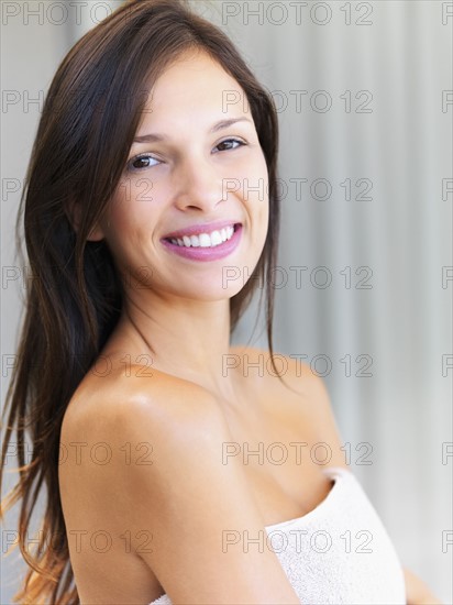 Woman wearing a towel. Photographe : momentimages