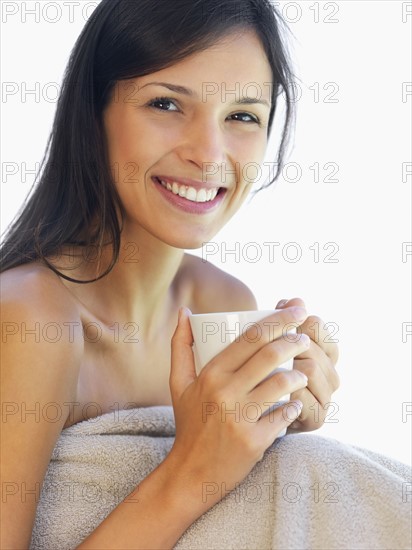Woman drinking coffee. Photographe : momentimages