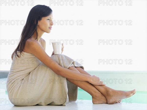 Woman drinking coffee. Photographe : momentimages