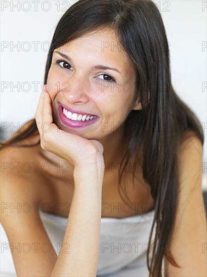 Woman wearing a towel. Photographe : momentimages