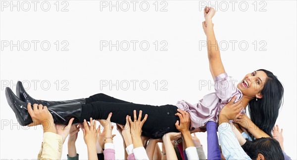 People carrying a woman. Photographe : momentimages