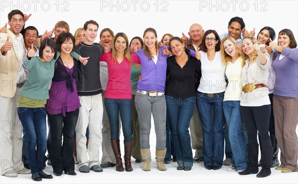 Group of people giving thumbs up. Photographe : momentimages