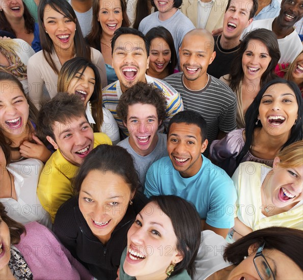 Group of smiling people. Photographe : momentimages