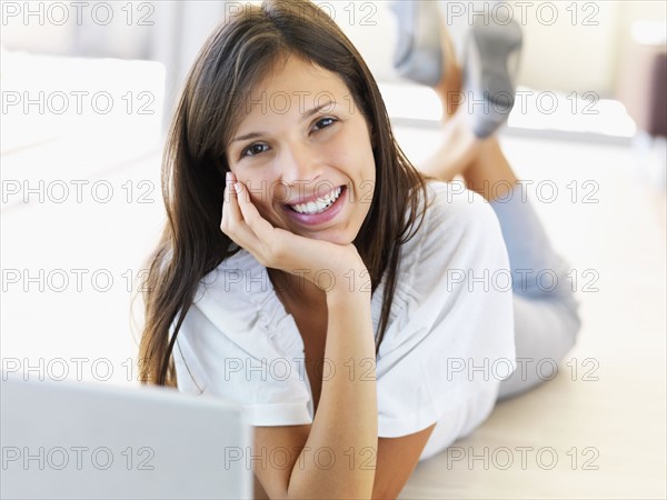Woman looking at laptop. Photographe : momentimages