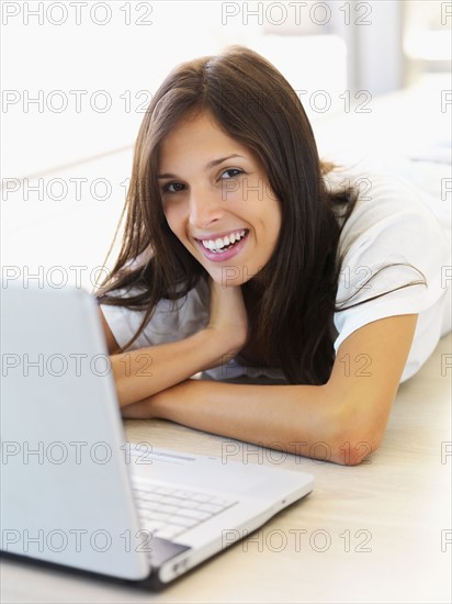 Woman looking at laptop. Photographe : momentimages