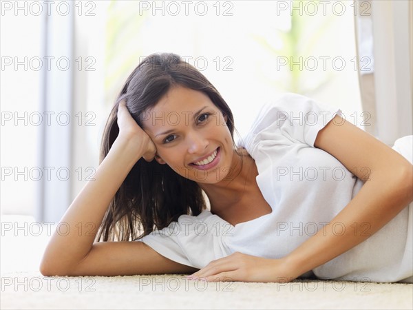 Woman relaxing on floor. Photographe : momentimages