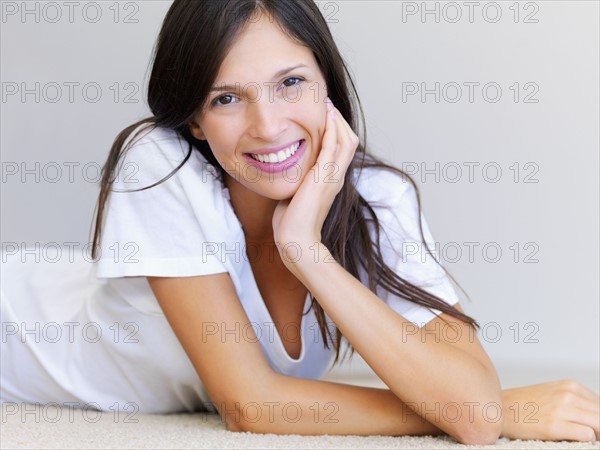 Woman relaxing on floor. Photographe : momentimages