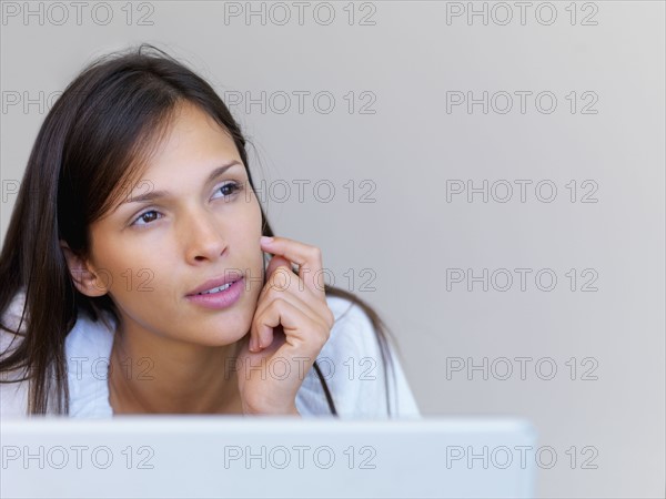 Woman daydreaming. Photographe : momentimages