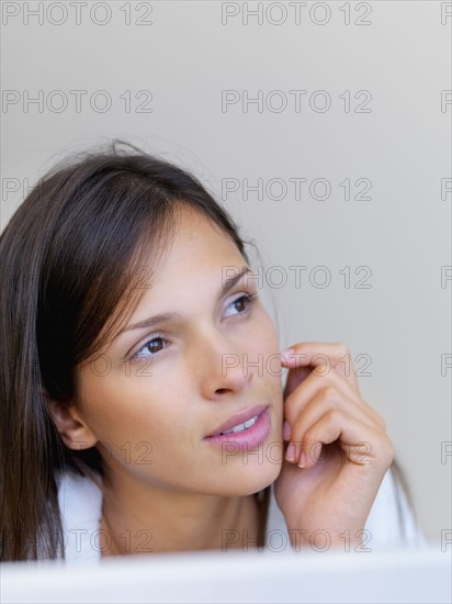 Woman daydreaming. Photographe : momentimages