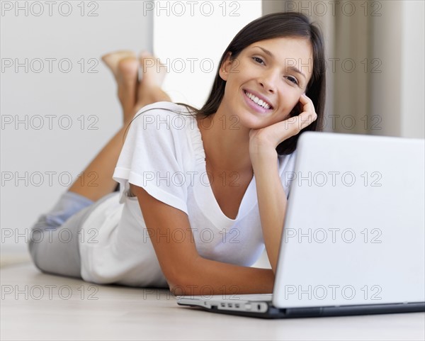 Woman looking at laptop. Photographe : momentimages