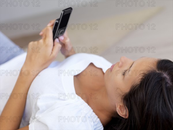 Woman texting. Photographe : momentimages