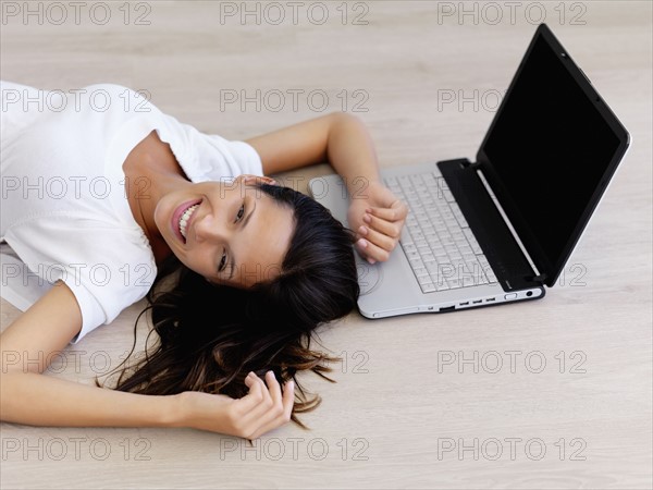 Woman relaxing on floor. Photographe : momentimages