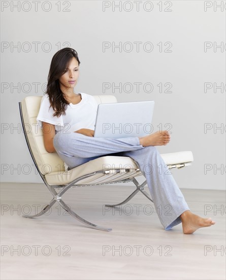 Woman working on laptop. Photographe : momentimages