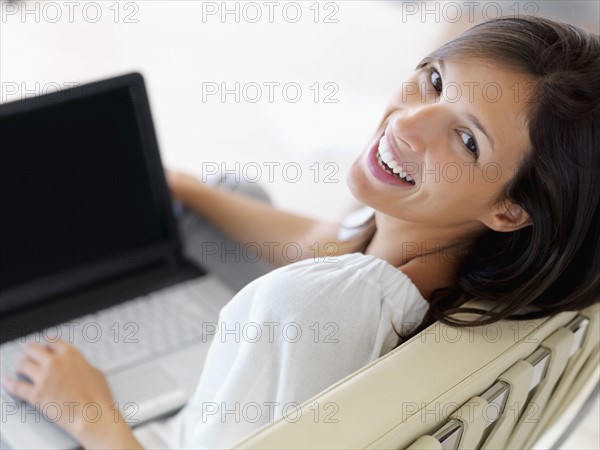 Woman working on laptop. Photographe : momentimages