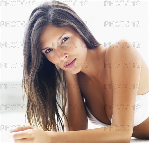 Woman relaxing by pool. Photographe : momentimages