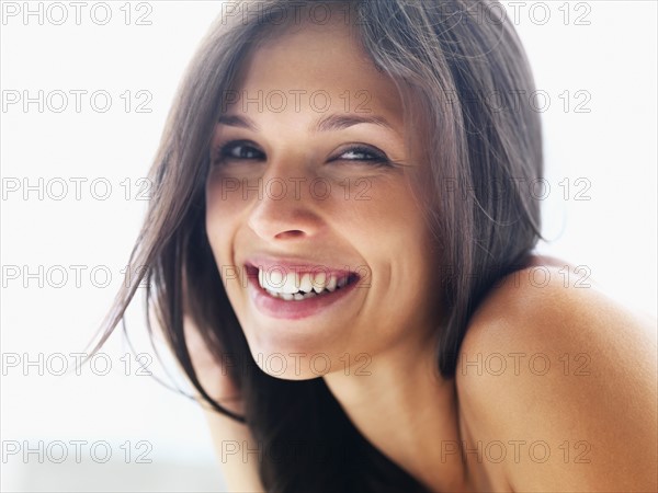 Woman relaxing by pool. Photographe : momentimages