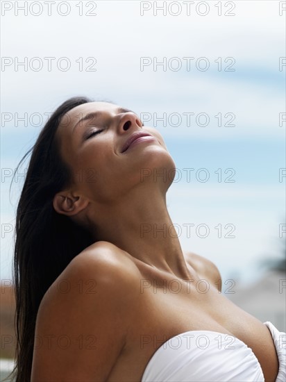 Woman sunbathing. Photographe : momentimages